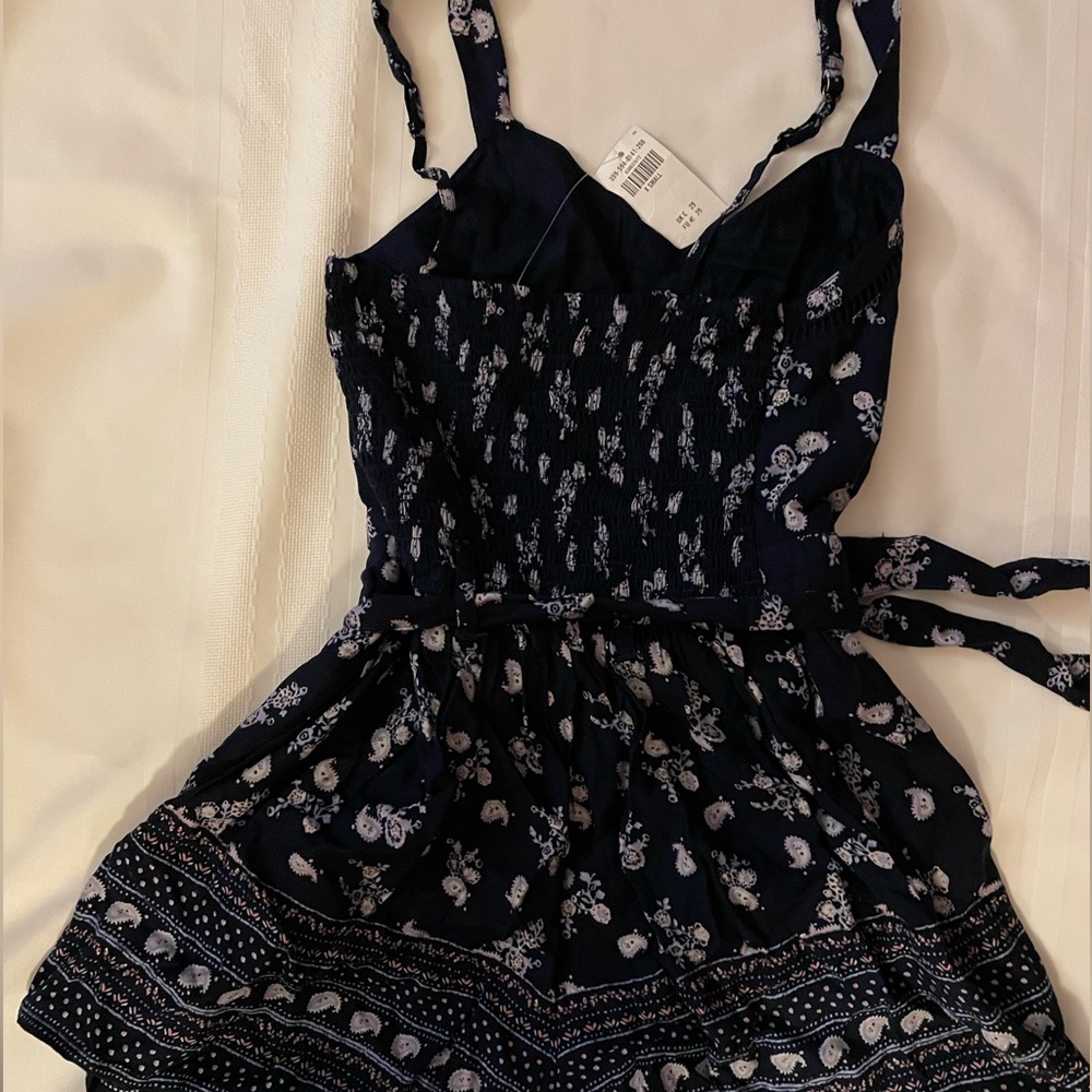 Pretty NWT Hollister XS navy floral romper